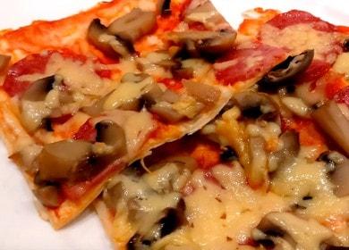 Pizza légère et délicieuse faite maison: préparée selon une recette pas à pas avec photo.
