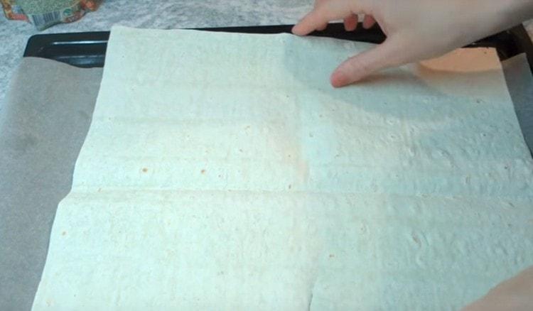 We spread on a baking sheet a sheet of pita bread.