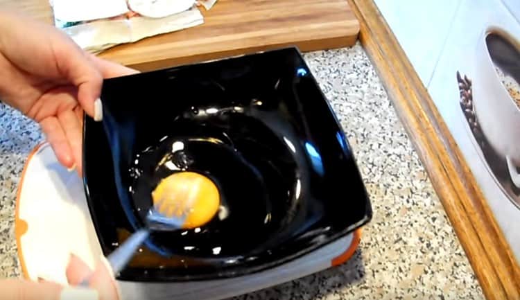 Batir el huevo ligeramente con un tenedor.