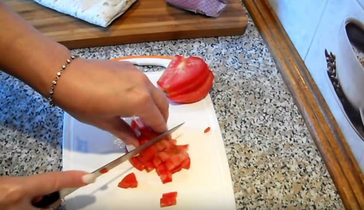 Narezati šunku i rajčicu.