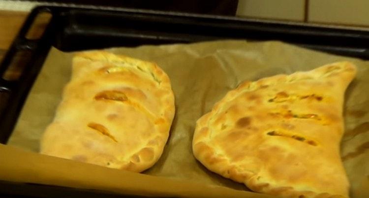 Όπως μπορείτε να δείτε, η πίτσα calzone είναι σε θέση να εκπλήξει όχι μόνο με μια ευχάριστη γεύση, αλλά και με μια πρωτότυπη εμφάνιση.