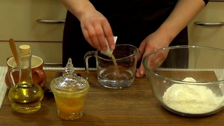 Ulijte kvasac u toplu vodu, dodajte med.