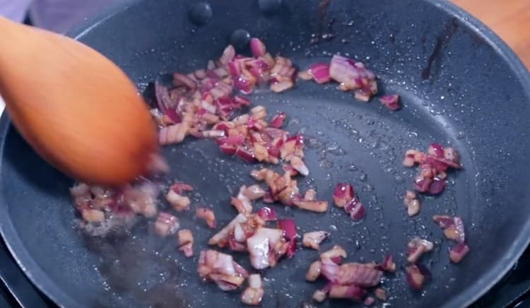 After the bacon, put the onion in the pan.
