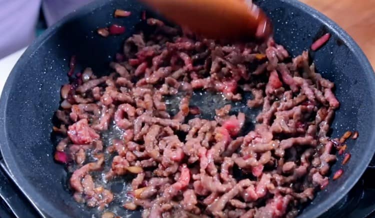 Frying onion, add minced meat to it.