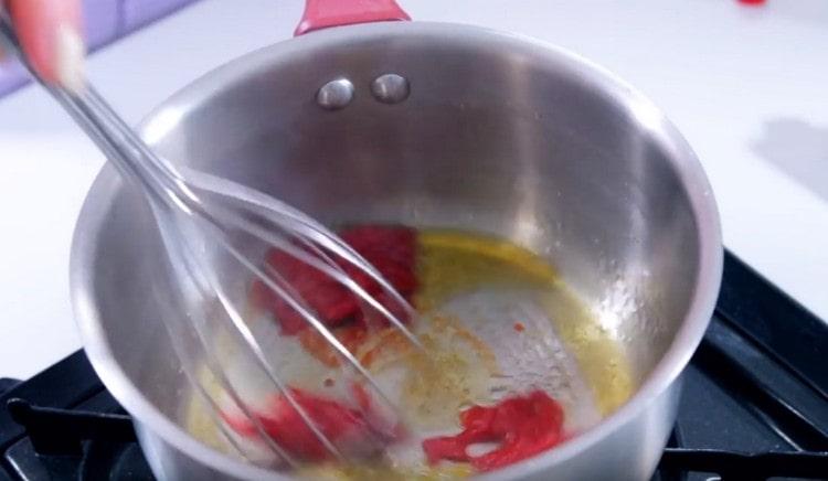 Agregue la pasta de tomate, mezcle.