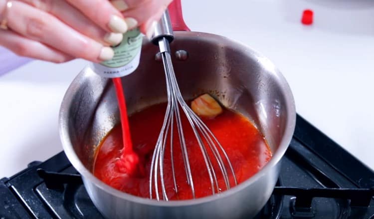 Ensuite, ajoutez de l'eau et, si nécessaire, plus de pâtes pour obtenir la consistance du ketchup.