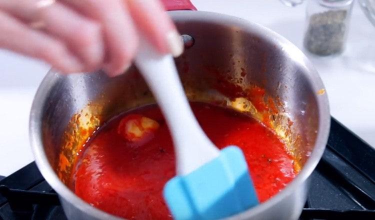 After adding spices, salt and sugar, boil the sauce for a few more minutes.