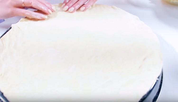 Déplacez doucement la pâte en une forme ronde qui doit être retournée.