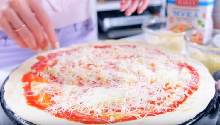 Luego, espolvoree la preparación con un trozo de queso.