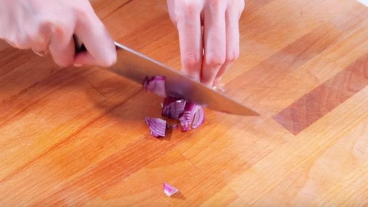 Corta un trozo pequeño de cebolla morada en un cubo pequeño.