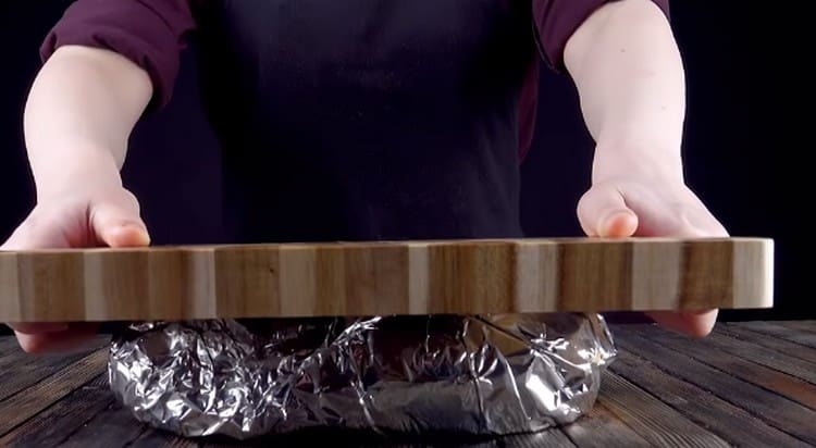 Envelopper le pain à nouveau dans du papier d'aluminium et écraser à nouveau.