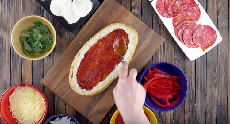 Lubrifiez cette portion de pain avec de la sauce tomate.