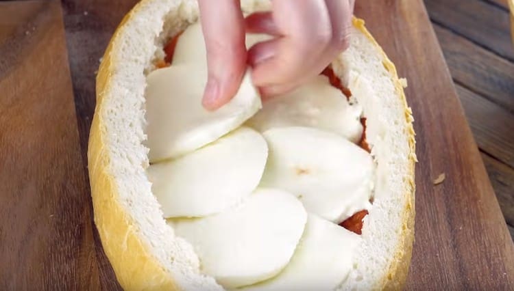 Étendre des tranches de fromage mozzarella dans le bateau résultant.