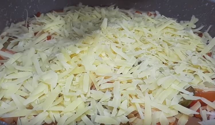 Sprinkle the preparation with grated cheese.