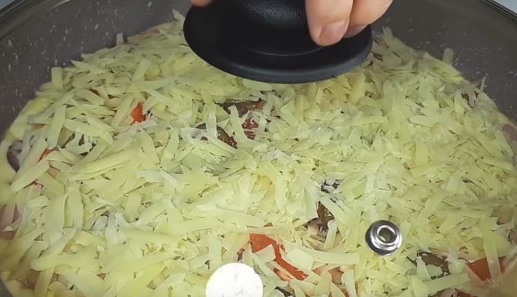 Cooking a dish under the lid.