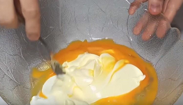 Ajouter la crème sure, la mayonnaise et battre la masse.