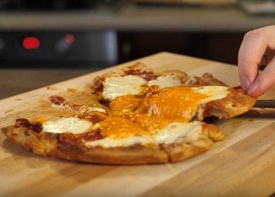 Brza pizza u tavi bez kiselog vrhnja: kuhamo prema receptu s fotografijom.