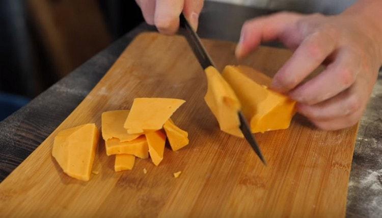 Couper le fromage en tranches, mozzarella peut être pris que des tranches.