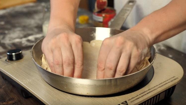 Nous répandons la pâte dans une casserole bien chaude.