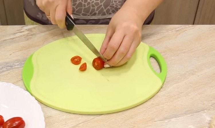 We cut tomatoes in circles.