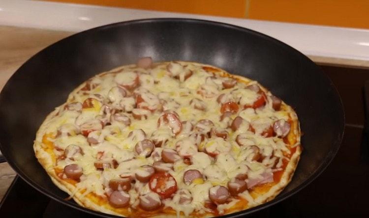 When the edges of the pizza are browned and the cheese melts, it will be ready.