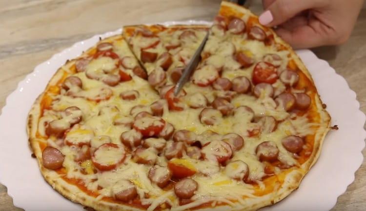 Tal pizza en una sartén con kéfir es realmente un gran análogo a la versión clásica del plato.