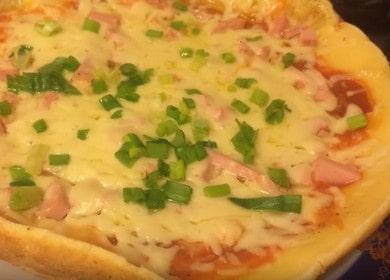 Pizza delicioasă într-o tigaie pe maioneză: gătește conform unei rețete pas cu pas cu o fotografie.