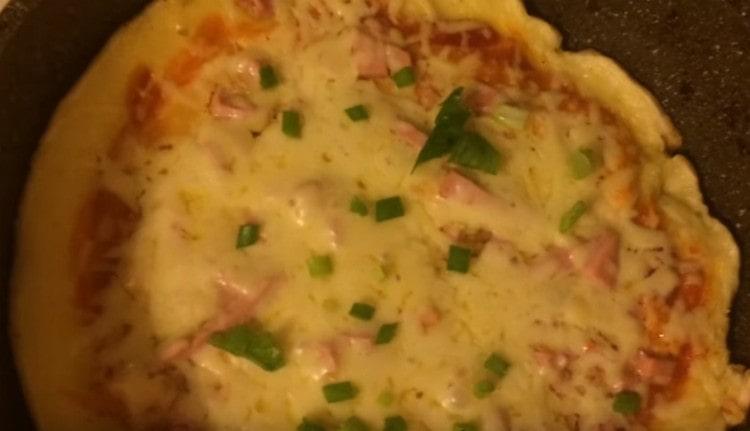 După cum vedeți, pizza într-o tigaie pe maioneză gătește foarte repede.