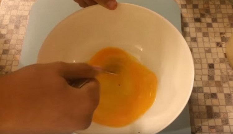 Battez les œufs avec une fourchette.