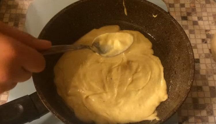 The resulting dough is transferred to a pan greased with vegetable oil.