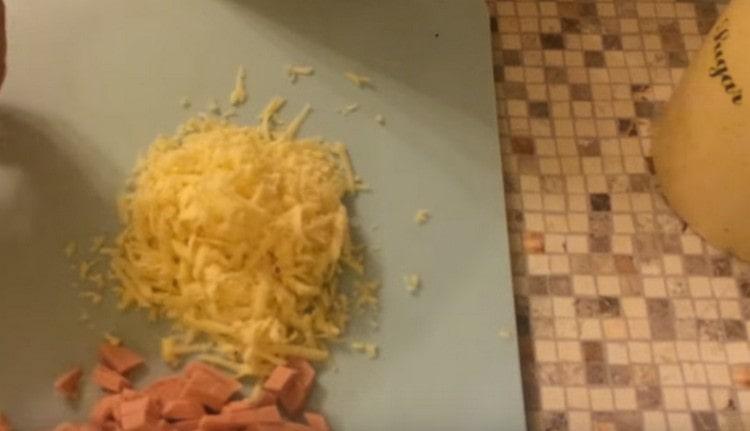 Rallar el queso.