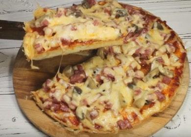Elementarna jednostavna i ukusna pizza u tavi na kiselom vrhnju: kuhamo prema receptu s fotografijom.