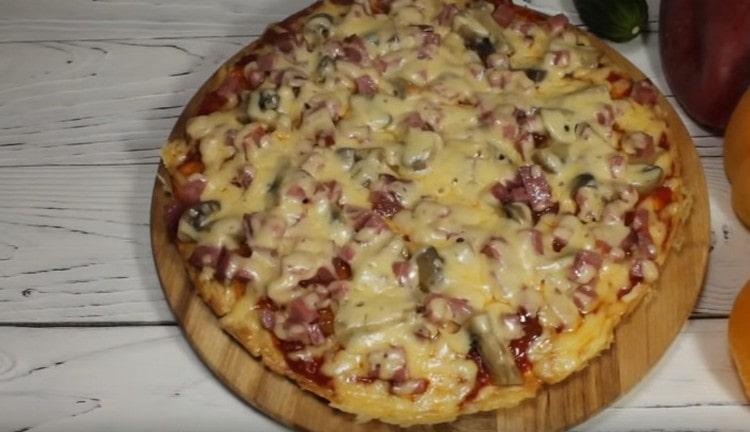 Ici, nous avons une merveilleuse pizza dans une poêle à la crème sure.