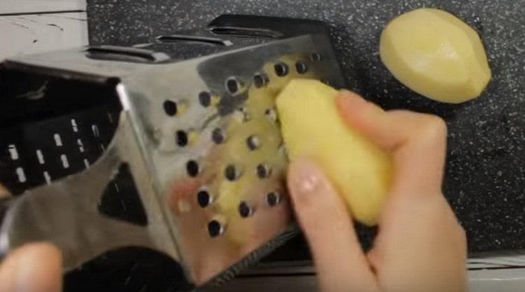 Rub the potatoes on a grater.