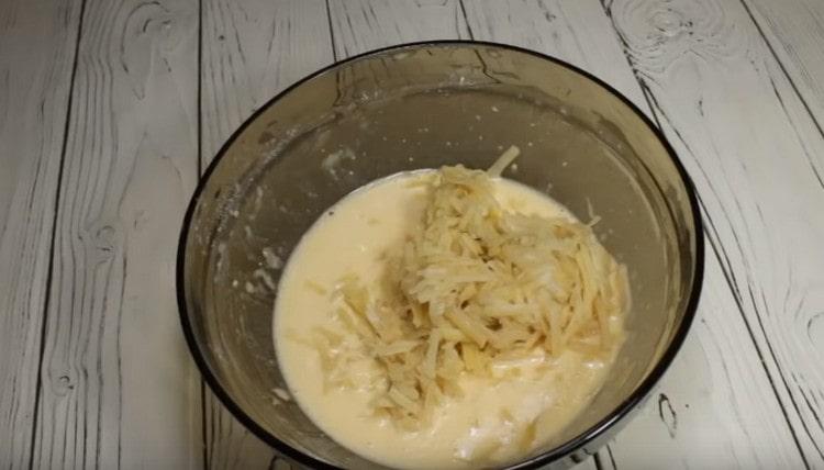 Ajoutez les pommes de terre à la pâte et mélangez.