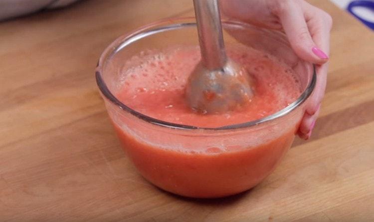 Nous interrompons les tomates avec un mélangeur à main.