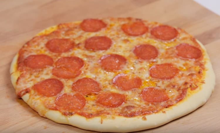 Pepperoni pizza baked quickly