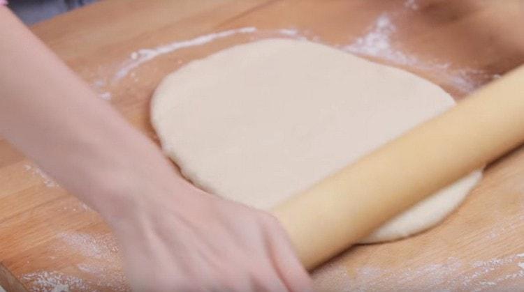 Abaisser la pâte avec un rouleau à pâtisserie en cercle.