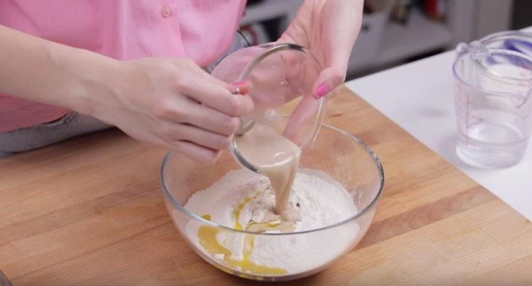 Pour the yeast into the flour.