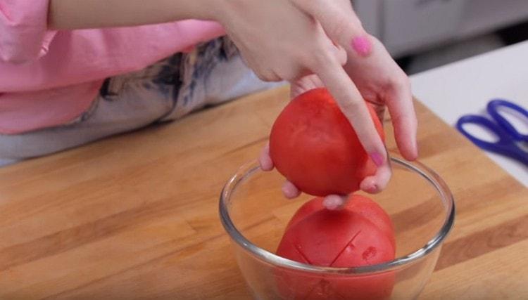 Blanquear los tomates.