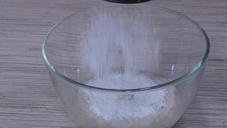 Tamiser la farine pour les composants liquides.