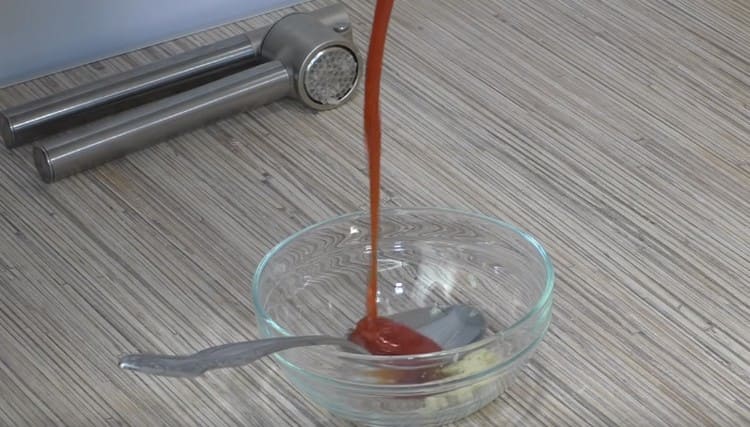 Pour préparer la sauce, mélangez le ketchup ou la sauce tomate avec l'ail.