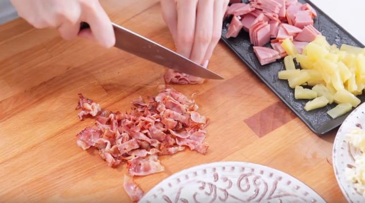 Couper le bacon frit en petits morceaux.