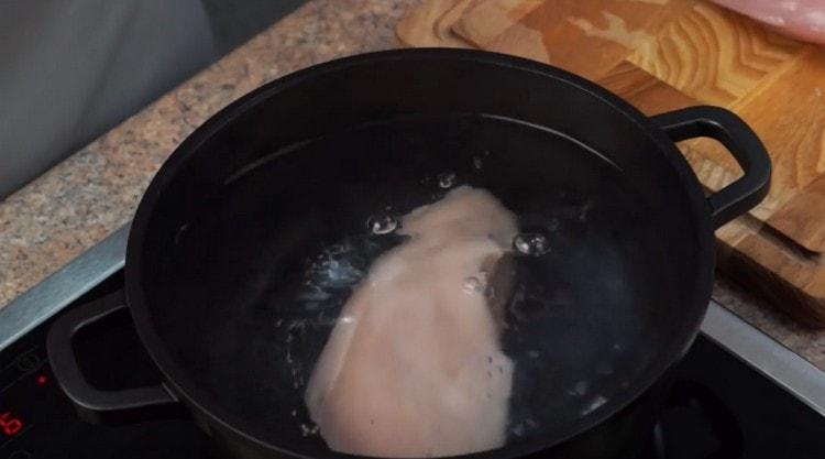 Faire bouillir jusqu'au filet de poulet tendre.