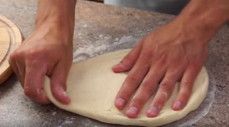 Étirez la pâte avec vos mains ou déployez-la.