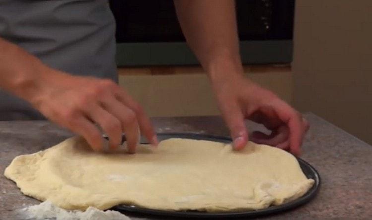 Nous répandons la pâte dans un plat allant au four.