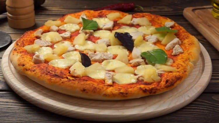 Essayez cette recette et essayez de faire une telle pizza délicieuse avec de l'ananas et du poulet.
