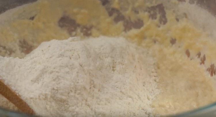 Ajouter progressivement la farine aux composants liquides.