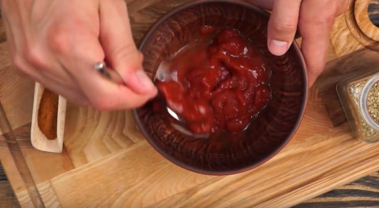 Postepeno dodajte vodu u pastu od rajčice, postižući željenu konzistenciju umaka.