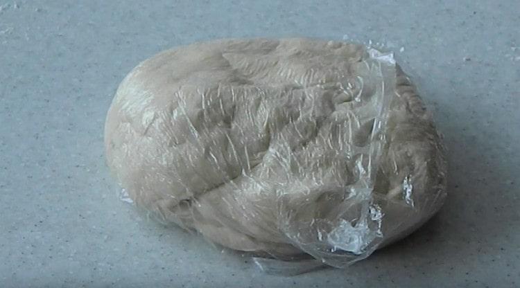Au moment de la préparation de la farce, enveloppez la pâte dans un sac.
